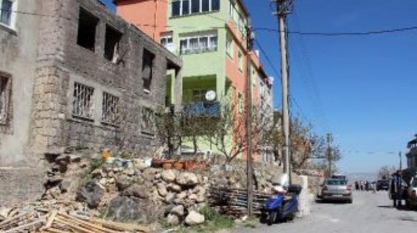 Eşini Baltayla &Ouml;ld&uuml;rd&uuml;