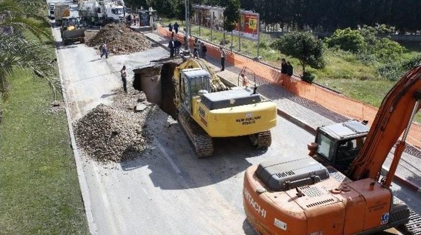 Patlayan Kanalizasyon Şebekesi Yol Kapattırdı