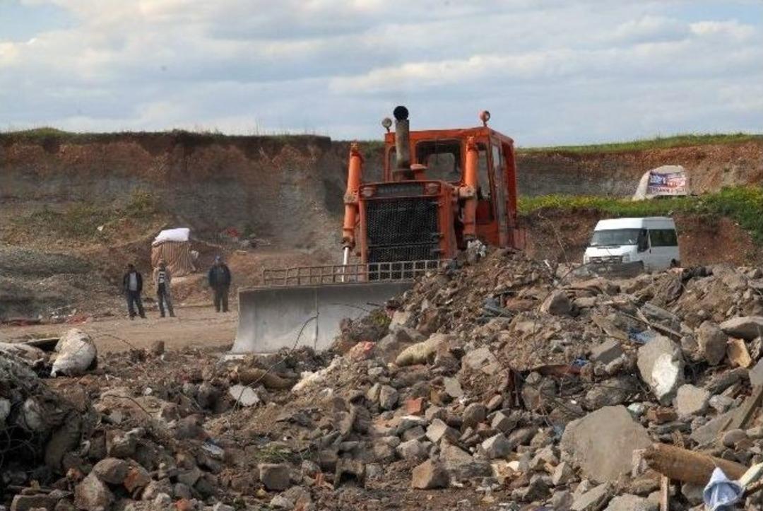 Hayallerini Molozlarda Arıyorlar