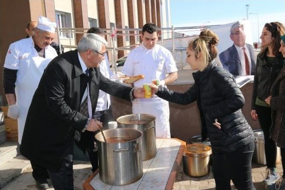 Başkan Murtaza Kara&ccedil;anta, &Uuml;niversite &Ouml;ğrencilerine &Ccedil;orba İkram Etti