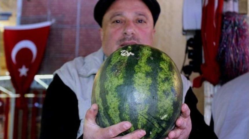 Karpuz Tezgaha D&uuml;şt&uuml;, Vatandaş Seyrediyor