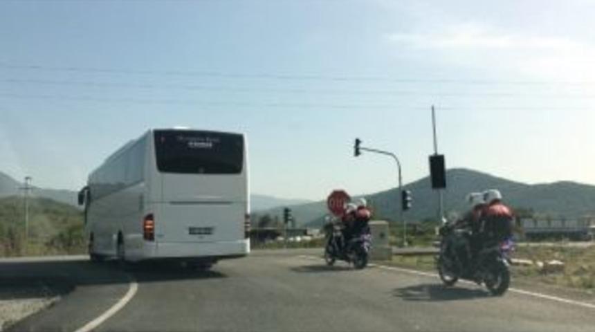 Dikili&rsquo;ye Gelen M&uuml;lteciler Otob&uuml;slerle Kamplara Gidiyor