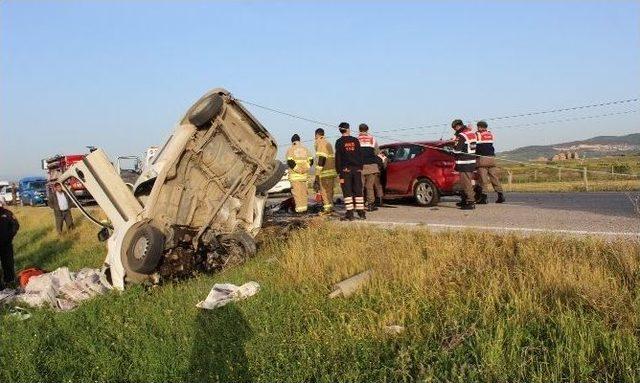 Foça Yolunda Kaza: 1 Ölü, 1 Ağır Yaralı