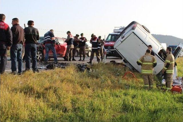 Foça Yolunda Kaza: 1 Ölü, 1 Ağır Yaralı