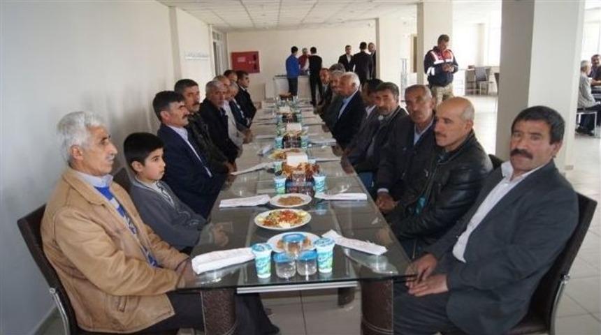 Kaymakam, Korucularla Bir Araya Geldi