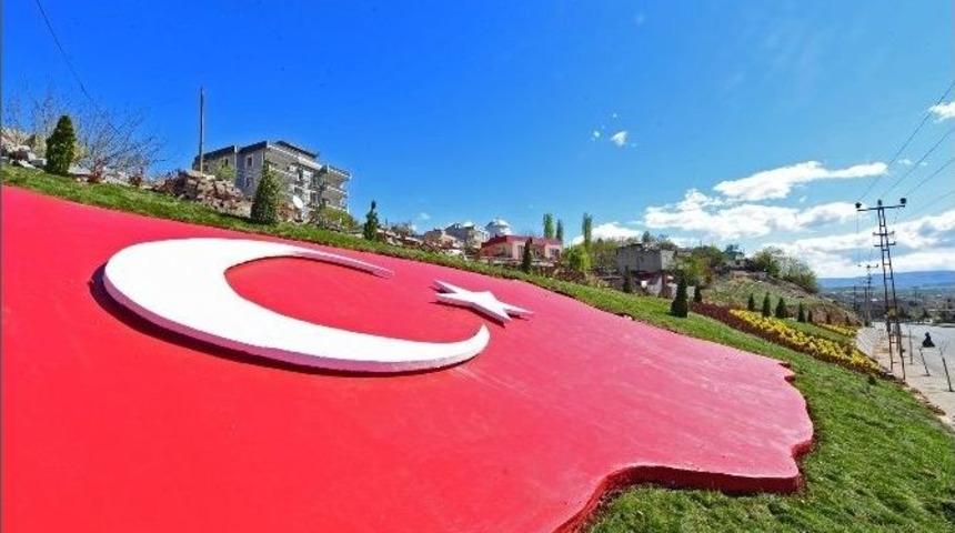Dulkadiroğlu Belediyesi&rsquo;nden 140 Metrekarelik T&uuml;rk Bayrağı