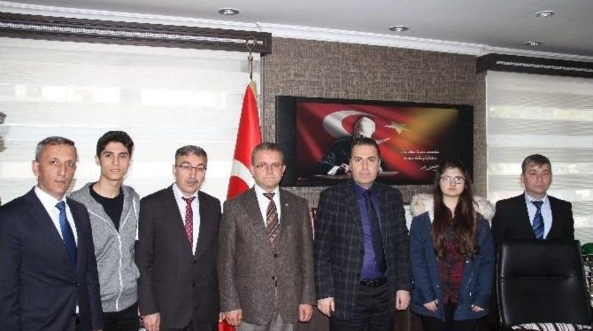 Kaymakam Ve Belediye Başkanı T&uuml;bitak Birincilerini Kutladı