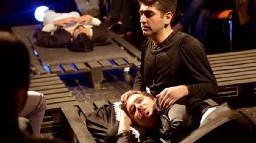 Bu Oyunda Seyirciler De Sahnede