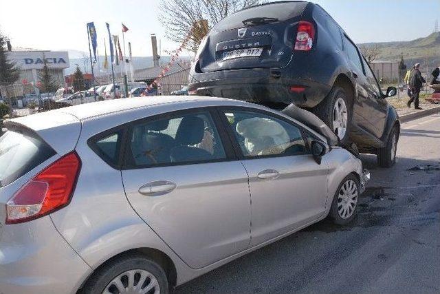 Cip, Çarpıştığı Otomobilin Üzerine Çıktı