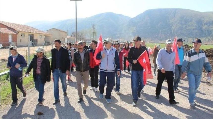 İn&ouml;n&uuml;&rsquo;de Y&uuml;zlerce Vatandaş Şehitliğine Y&uuml;r&uuml;d&uuml;