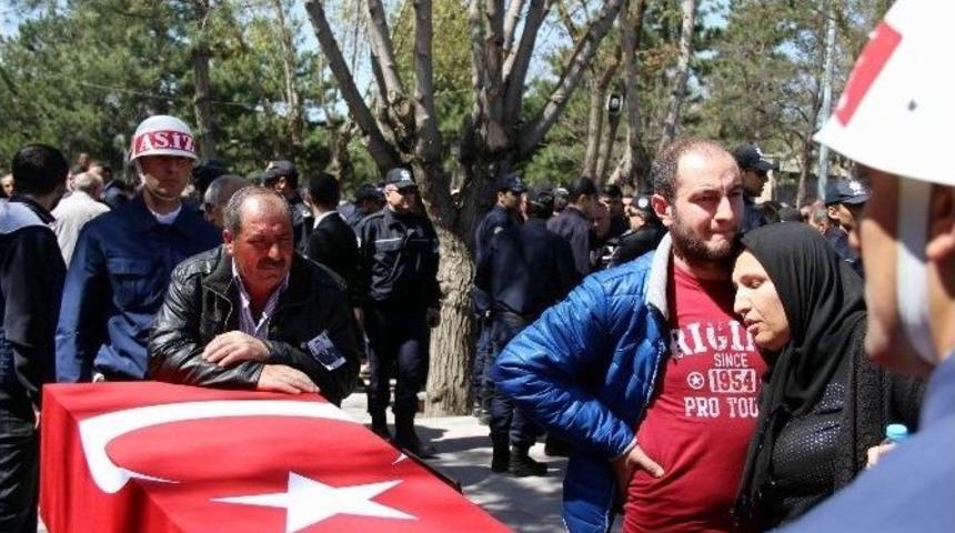 Şehit Yeğeninin Tabutunun Başından Ayrılmadı