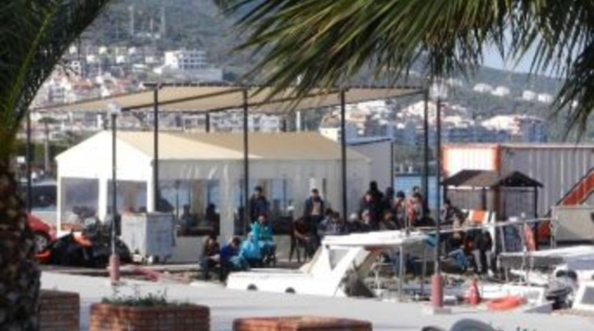 (&ouml;zel Haber) Yakalanan M&uuml;lteciler Gelen M&uuml;ltecileri Seyretti