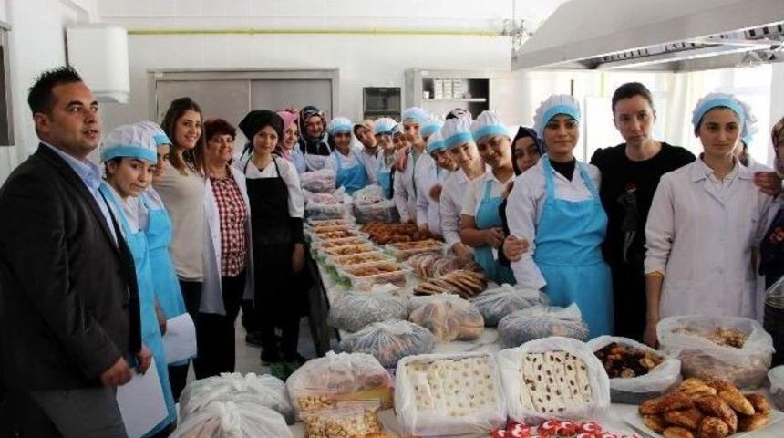 Kız &Ouml;ğrencilerden Asker Ve Polise Pasta B&ouml;rek