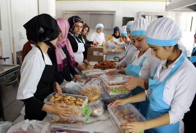 Kız Öğrencilerden Asker Ve Polise Pasta Börek