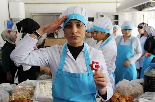 Kız Öğrencilerden Asker Ve Polise Pasta Börek