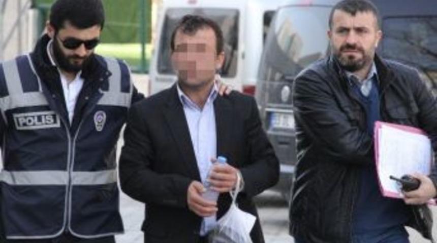 Polisin Tuvalette Unuttuğu Silahı Alınca G&ouml;zaltına Alındı