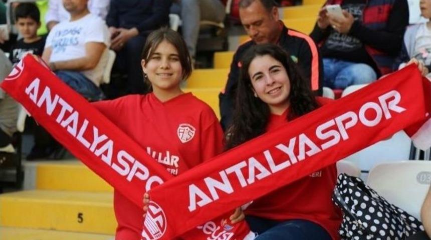 B&uuml;y&uuml;k Antalyaspor Derneği, 150 &Ccedil;ocuğu Ma&ccedil;a G&ouml;t&uuml;rd&uuml;