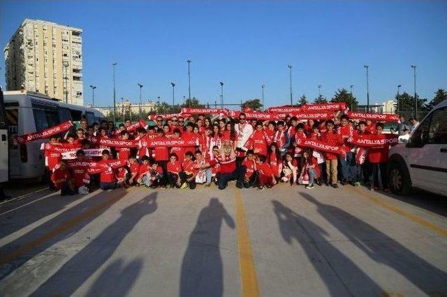 Büyük Antalyaspor Derneği, 150 Çocuğu Maça Götürdü