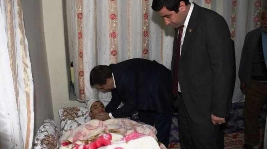 Şanlıurfalı Gaziyi Vali İzzettin K&uuml;&ccedil;&uuml;k Evinde Ziyaret Etti