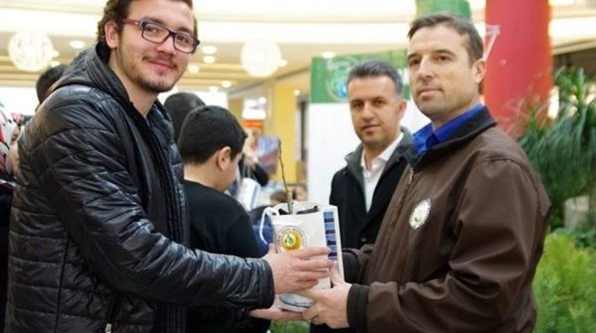 K&uuml;tahya Orman B&ouml;lge M&uuml;d&uuml;rl&uuml;ğ&uuml;, Halkı &Uuml;cretsiz Fidan Dağıttı