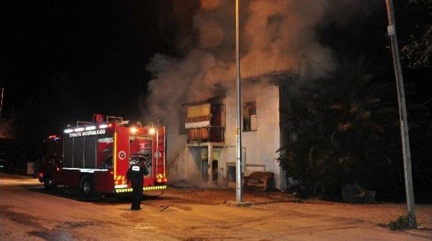 Alanya&rsquo;da İki Katlı Ahşap Bina Yandı