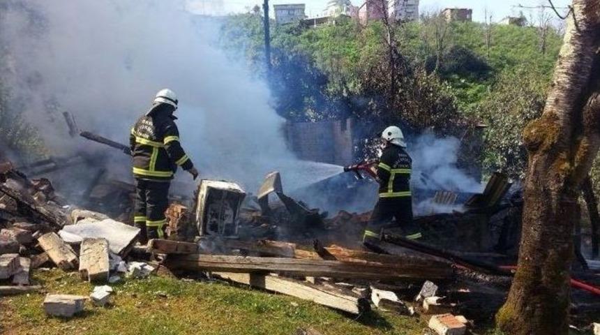 Fatsa&rsquo;da 2 Katlı Ev K&uuml;l Oldu