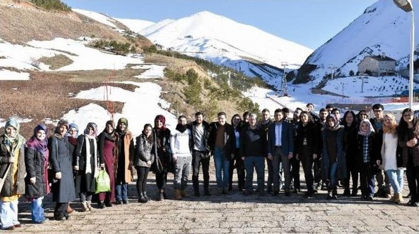 &Uuml;niversiteli Gen&ccedil;ler, Kayak Merkezlerini Gezdi