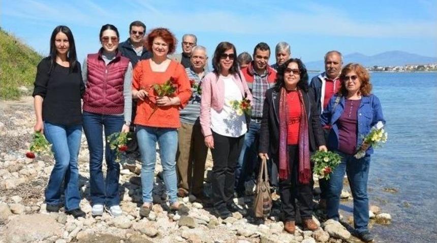 Yoranlılar Atalarını &Ccedil;i&ccedil;ek Bırakarak Andılar