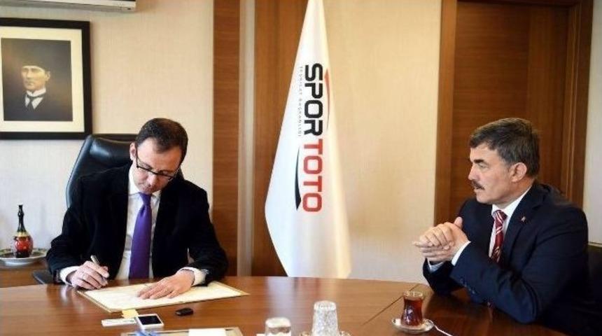 Yayladağı Belediyesi&rsquo;ne 300 Bin Liralık Spor Hibesi