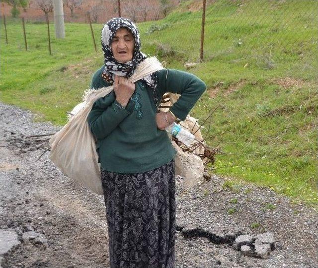 Günde 5 Kilometre Yürüyerek, Evinin İhtiyaçlarını Karşılıyor