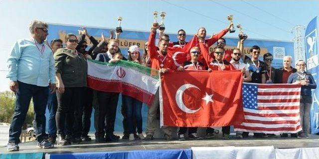 Paraşütçüler Ödüllerini Başkan Bozbey’in Elinden Aldı