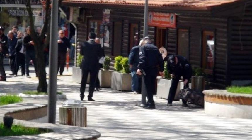 Şehit Aileleri Ve Gazileri Derneği&rsquo;nin &Ouml;n&uuml;nde Ş&uuml;pheli Valiz Paniği