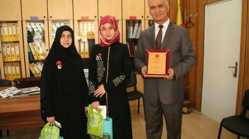 Devrek İmam Hatip Lisesi &Ouml;ğrencileri &Ouml;d&uuml;ller Almaya Devam Ediyor