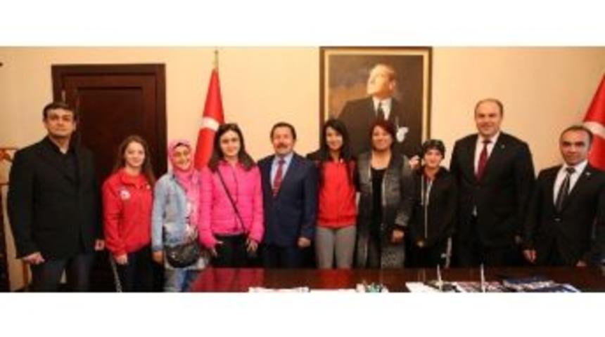 Vali Şampiyonları &Ouml;d&uuml;llendirdi