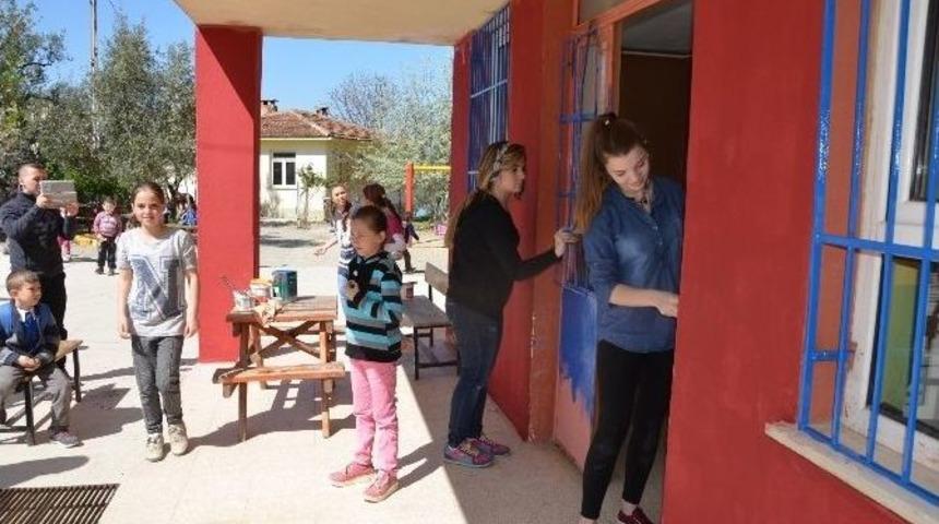 Üniversiteli Gençler Köy Okullarını Boyuyor