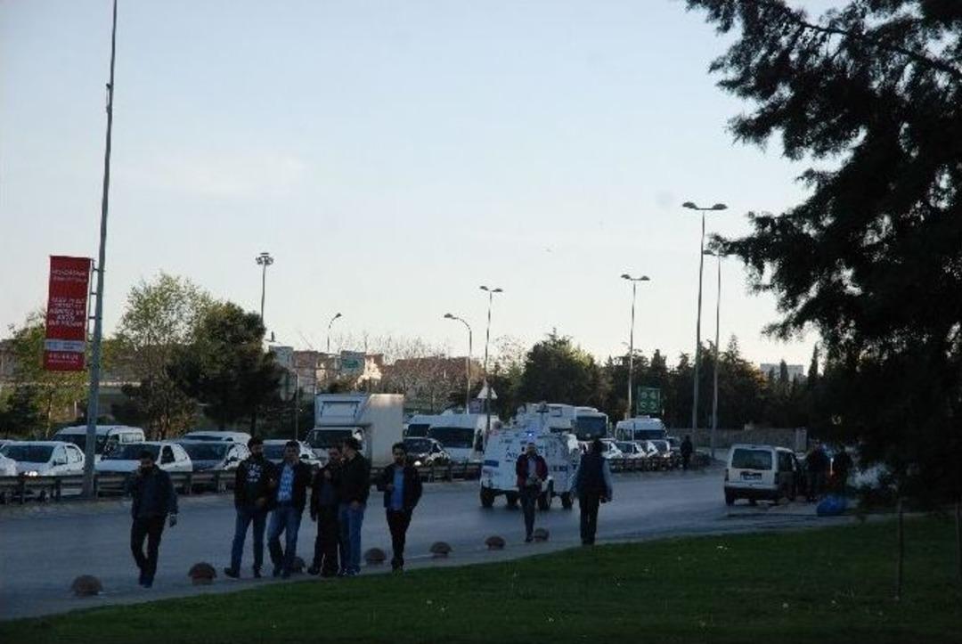 Ey&uuml;p&rsquo;te Polisi Alarma Ge&ccedil;iren 3 Gen&ccedil; G&ouml;zaltına Alındı