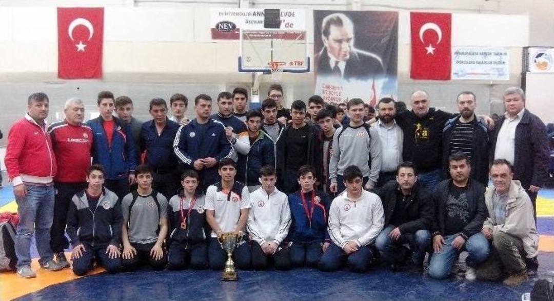 İbb&rsquo;nin Yıldız G&uuml;reş&ccedil;ileri İkinci Oldu