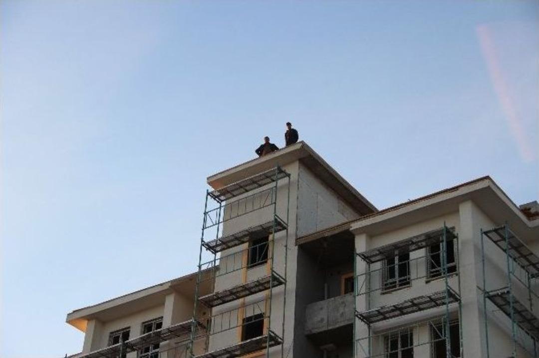 Paralarını Alamadıklarını İddia Eden İş&ccedil;iler &Ccedil;atıya &Ccedil;ıktı