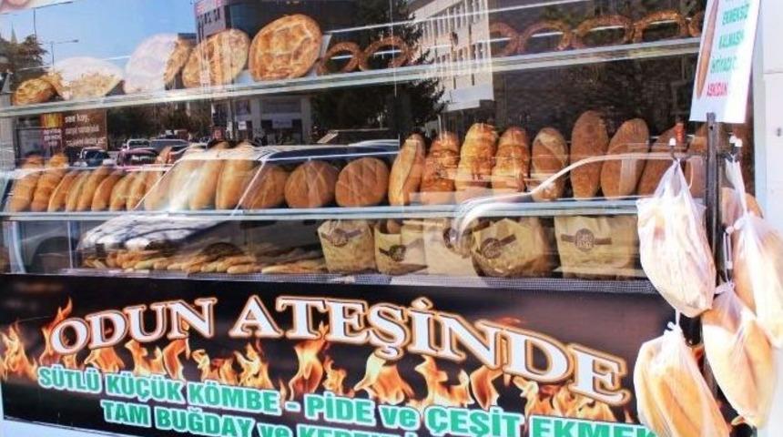 Kimse Ekmeksiz Kalmasın Diye &lsquo;ekmek Askılığı&rsquo; Oluşturdu