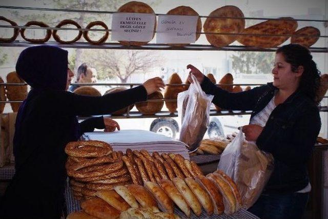 Kimse Ekmeksiz Kalmasın Diye ‘ekmek Askılığı’ Oluşturdu