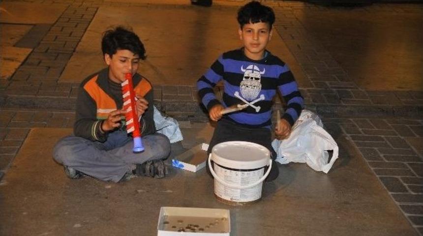 Suriyeli Yusuf Boya Kovasından Enstr&uuml;man Yaptı