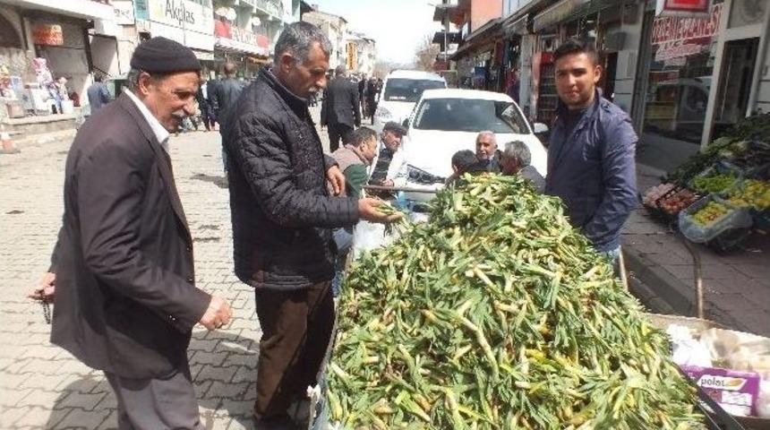 Malazgirt&rsquo;te Baharın M&uuml;jdecisi &Ccedil;iriş Tezg&acirc;hlarda Yerini Aldı