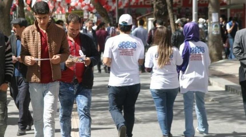 Otizme Dikkat &Ccedil;ekmek İ&ccedil;in Broş&uuml;r Dağıttılar