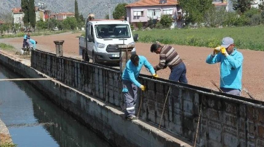 Döşemealtı’nda Su Kanalına Koruma Duvarı
