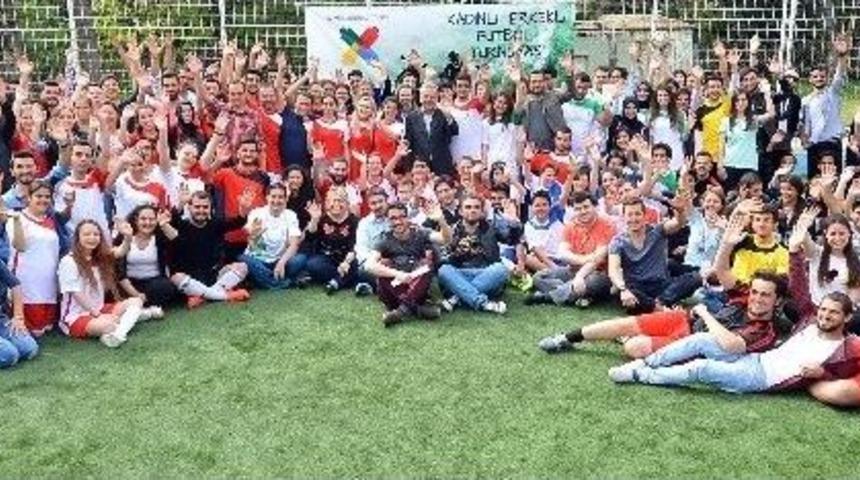 Paslar Erkeklerden, Goller Kadınlardan