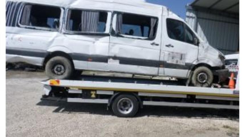 Direksiyonda Uyudu, Minibüsü Devirdi: 3 Yaralı