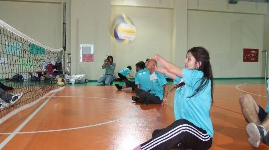 Oturarak Voleybol Takımı Lige Hazırlanıyor