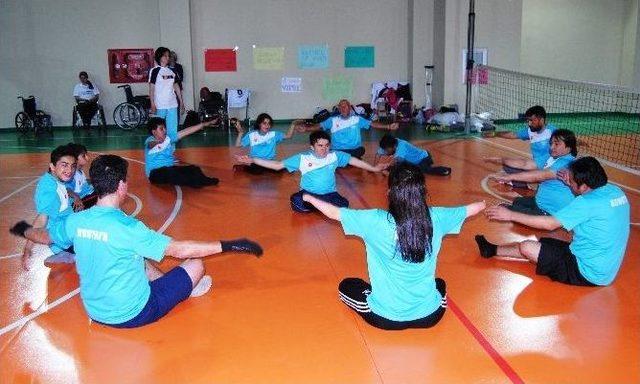 Oturarak Voleybol Takımı Lige Hazırlanıyor