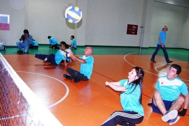 Oturarak Voleybol Takımı Lige Hazırlanıyor