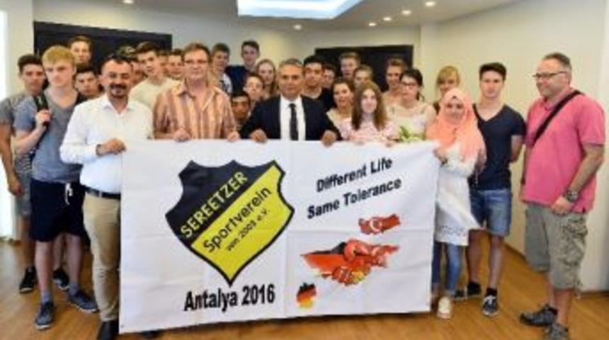 Alman Gen&ccedil;ler, Başkan Uysal&rsquo;ı Ziyaret Etti